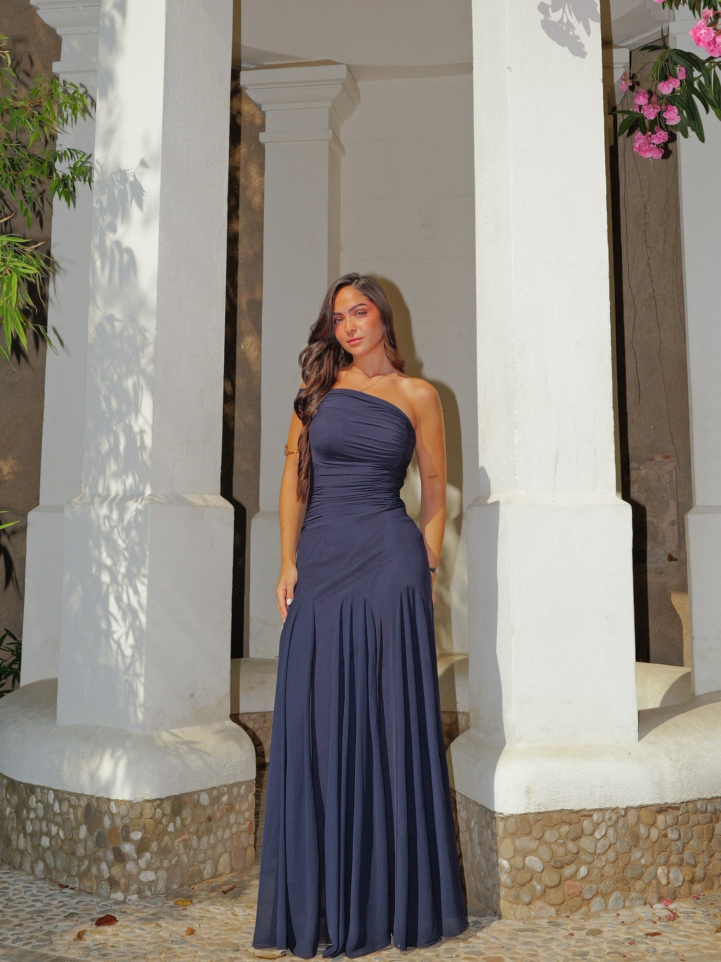Vestido largo drapeado asimétrico flor marino