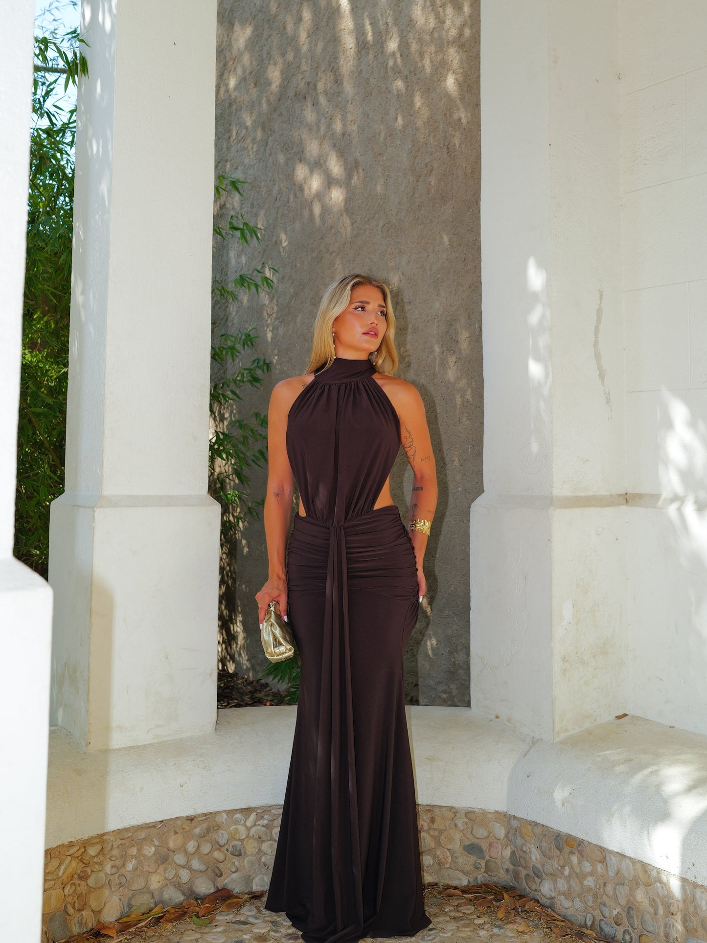 Vestido halter espalda abierta chocolate