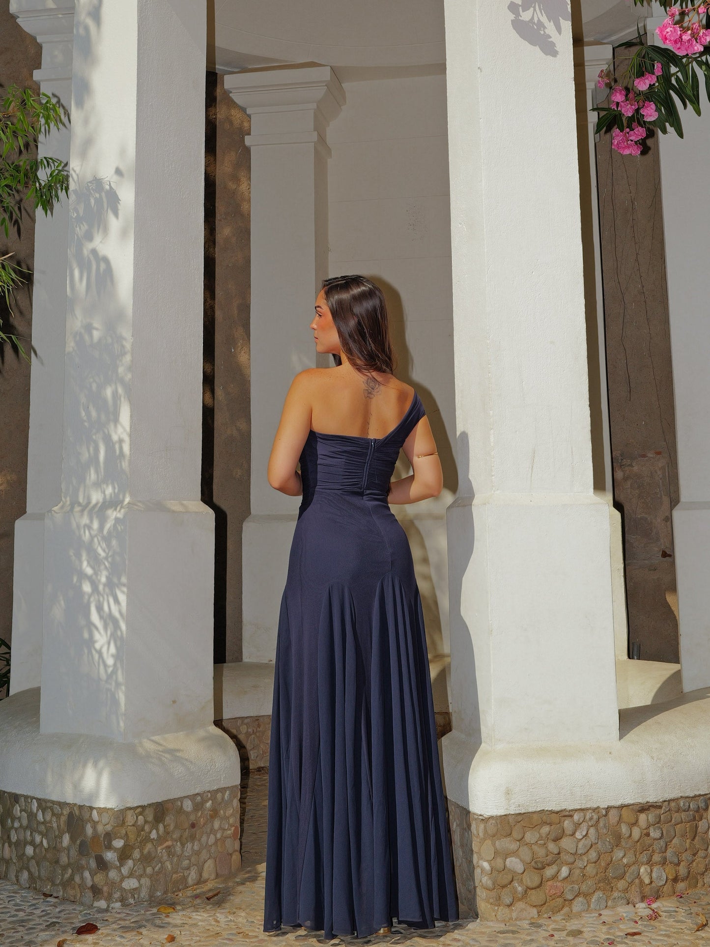 Vestido largo drapeado asimétrico flor marino
