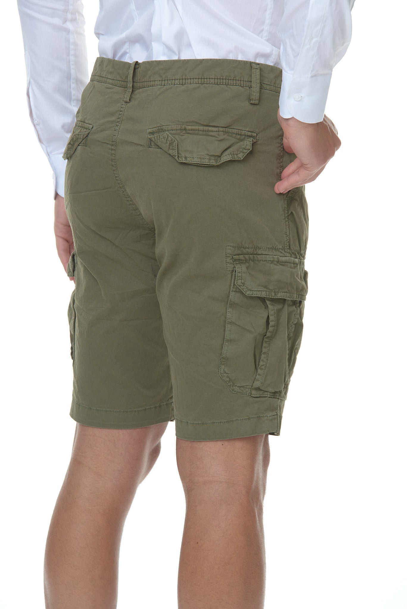 Bermudas Hombre con Tasconi verde militar